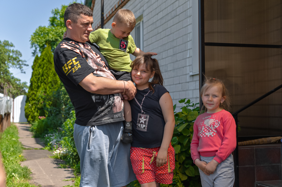 Две семьи выращивают огурцы и клубнику 19.png