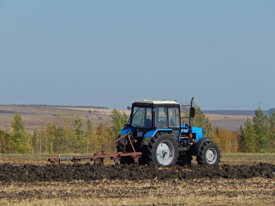 трактор в поле.jpg