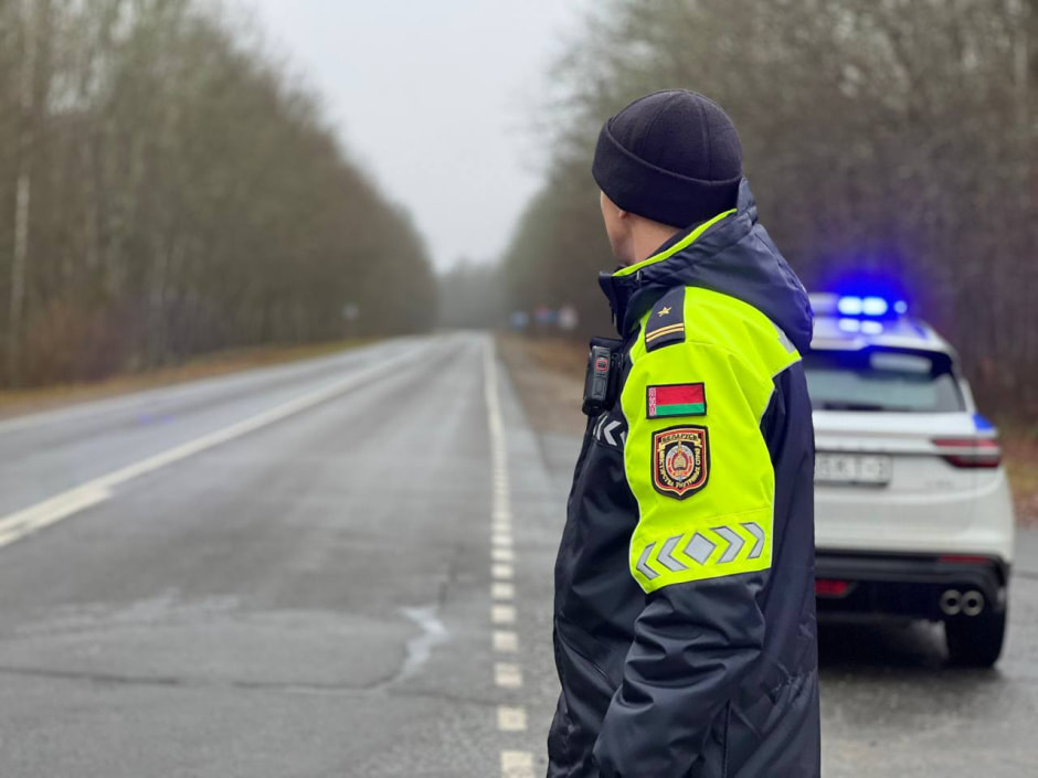 сотрудник ГАИ работает