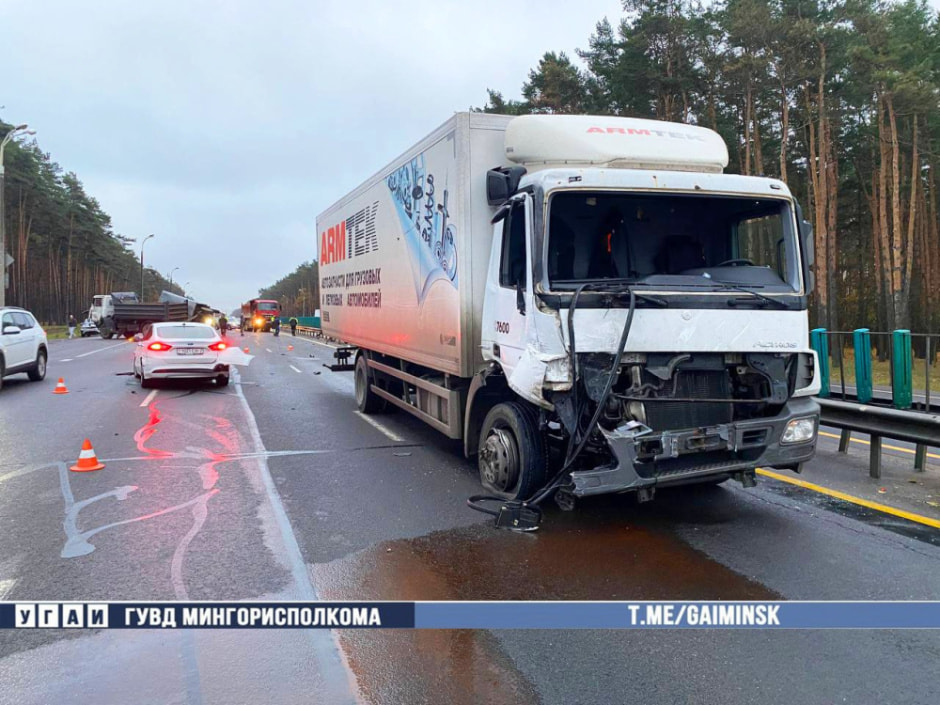 На МКАД в районе Логойского тракта столкнулись два грузовика — у МАЗ опрокинулся прицеп (2).jpg