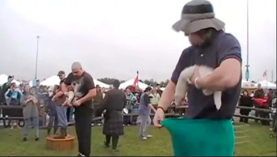 Удержание хорька в штанах 2.jpg Удержание хорька в штанах 2.jpg