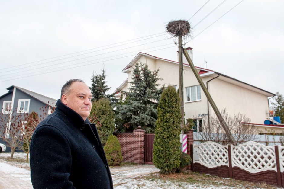 Мужчина спасает аистов 11.jpg Мужчина спасает аистов 11.jpg