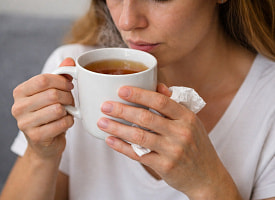 Почему не стоит пить много чая при простуде? Объясняет доктор