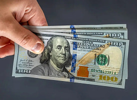 Белорусы скупили “синюю” валюту в банках? Доллар устремился вниз на торгах 3 февраля