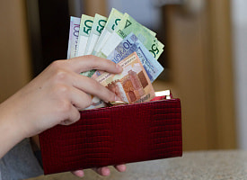 Перевели деньги не туда или больше нужной суммы? Минфин объяснил белорусам, как вернуть средства