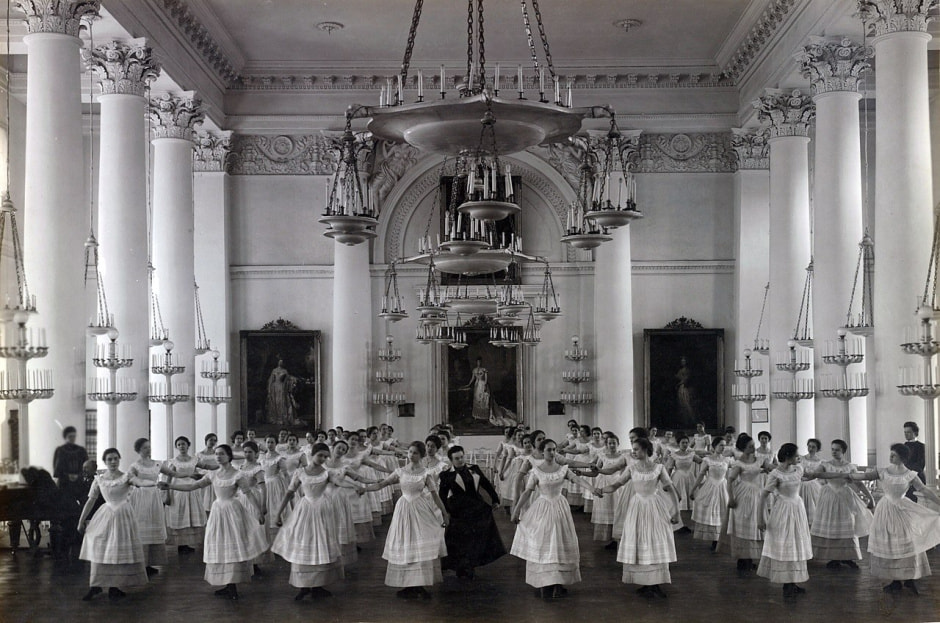 Воспитанницы Смольного института благородных девиц на уроке танцев (1889)