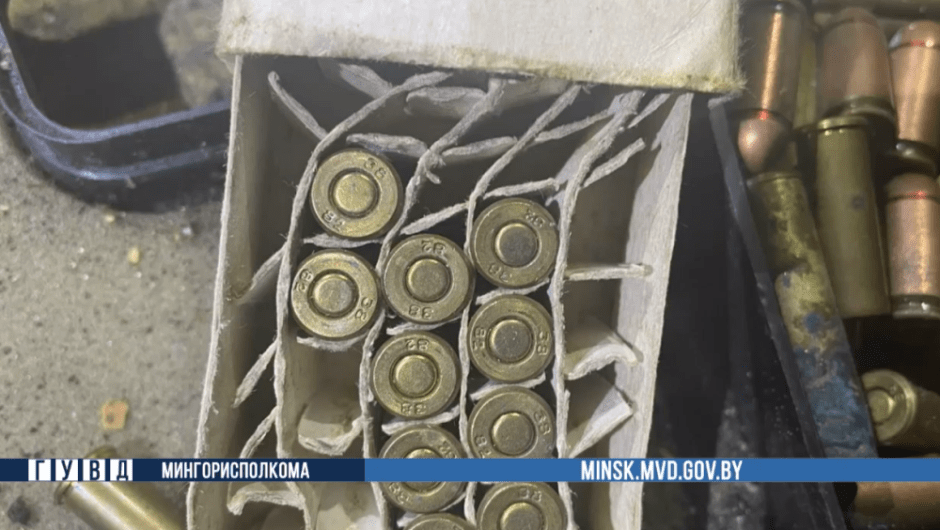 В Минске в лифте одной из многоэтажек нашли глушитель, кобуру и патроны (2).png