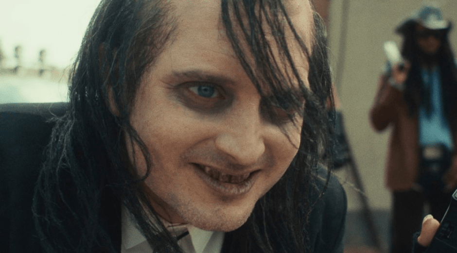 Элайджа Вуд в роли злодея, кадр из фильма «Токсичный мститель»