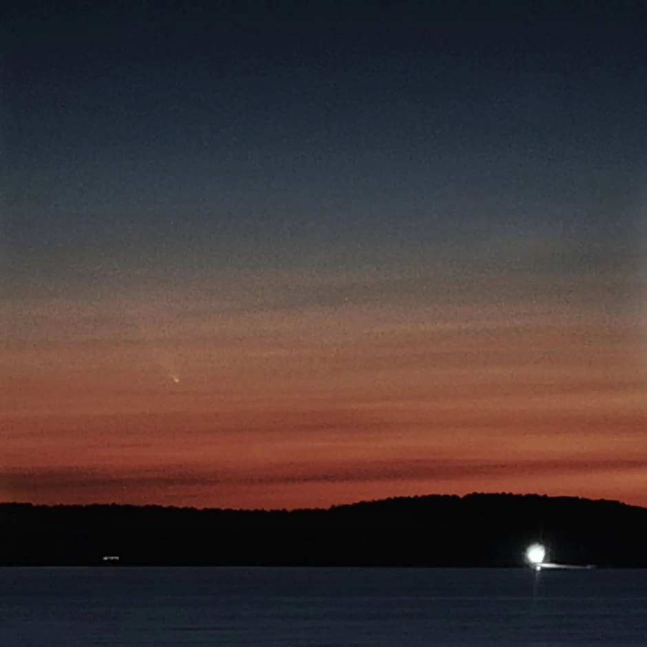 Белорус заснял над Минским морем редкую комету.jpg