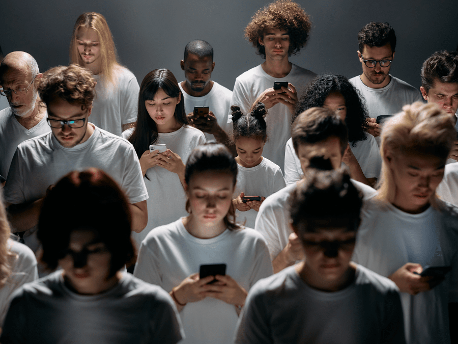 Люди со смартфонами.png