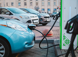 Лукашенко отменил право на бесплатную парковку этих машин и продлил льготы для них до 2028 года