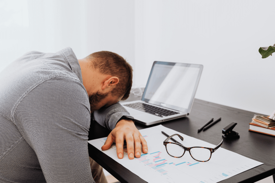 мужчина на столе.png