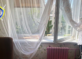“Она не раз взбиралась на подоконник”. В Слониме 2-летняя девочка выпала с 5-го этажа