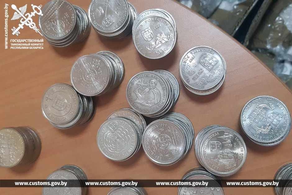 Спртяла монеты на таможне