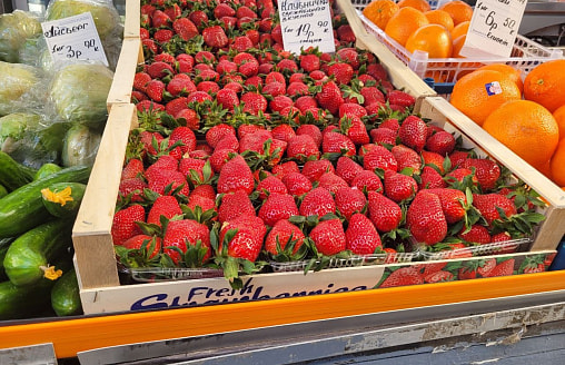 В 3 раза дешевле. На Комаровке рухнули цены на клубнику