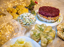 Новогодний стол на четверых за 65 рублей – это реально? Проверили