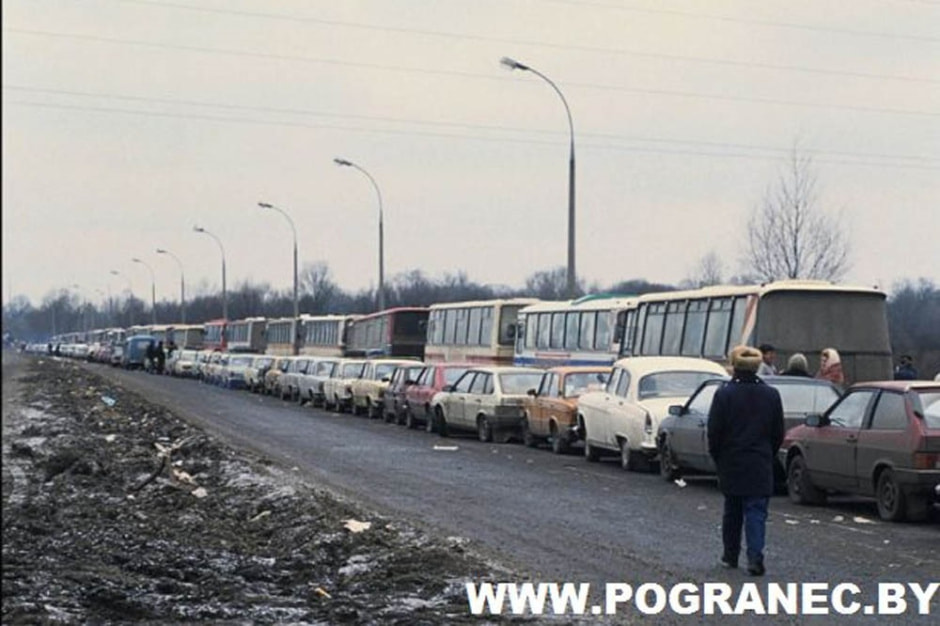 Дефицит в Беларуси 17_Очередь на погранпереход Варшавский мост 1990 год.jpg
