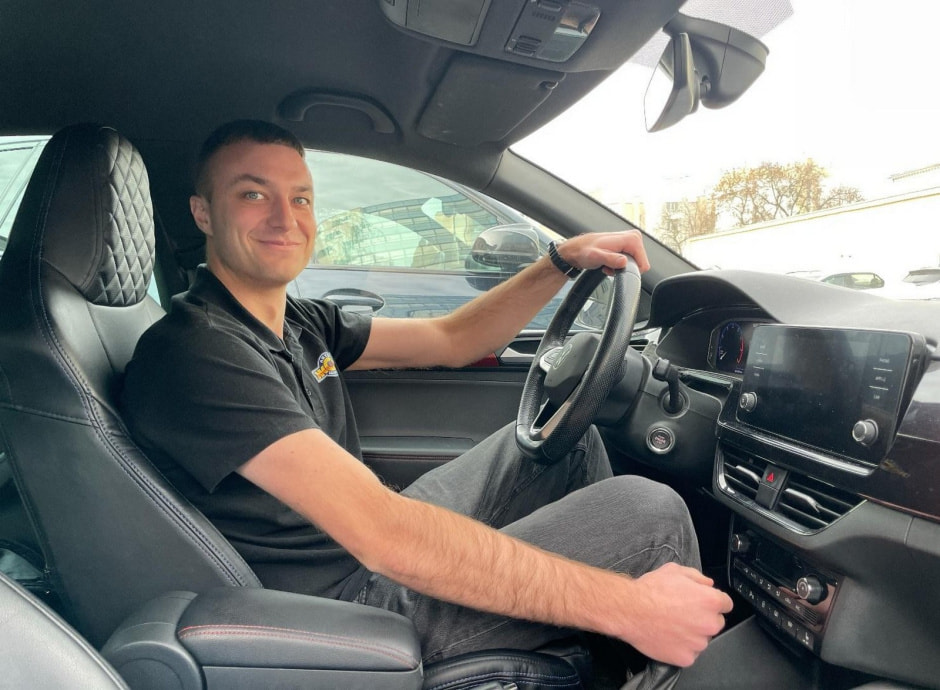 2-Специалист автошколы Владимир Азаренко.jpg