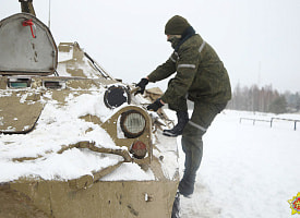 Часть трасс закроют, на дороги выведут БТРы. Глава МВД Беларуси поручил убрать все личные авто с обочин