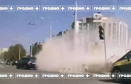 В Гродно стена обрушилась прямо на дорогу – что с авто?