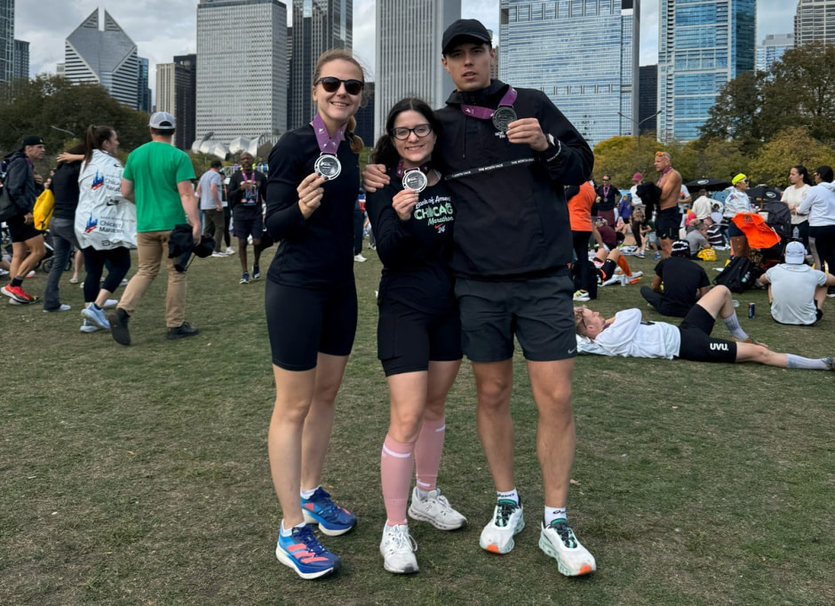 4-Полина Куликова (слева) в Чикаго с марафонцами из Беларуси.jpg