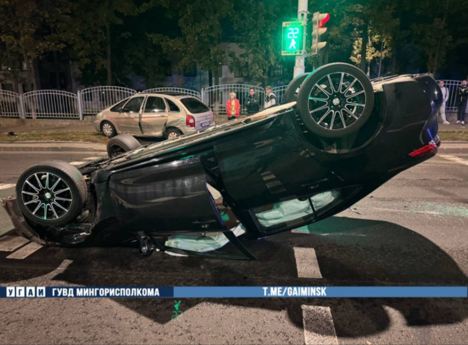 В Минске Toyota на светофоре въехала в Citroen и перевернулась.jpg