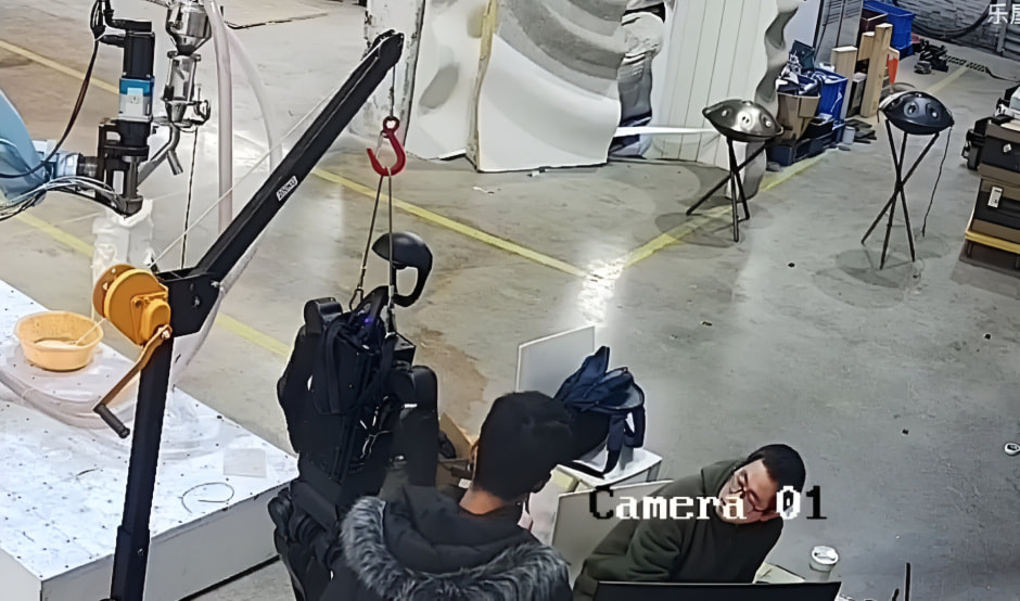 Робот напал на человека