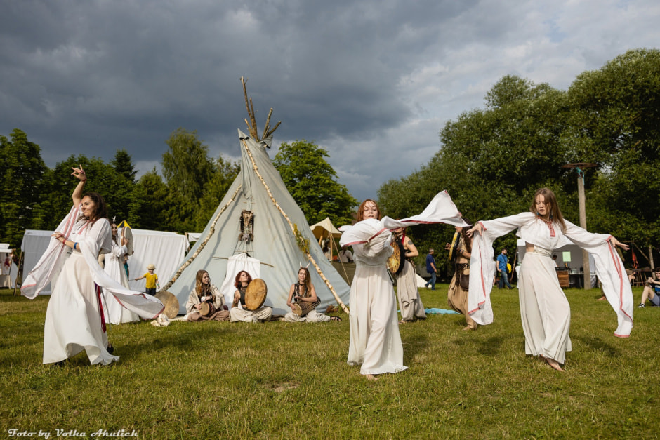 Площадка этно-коллектива “Кетри” на фестивале “Свята Сонца”