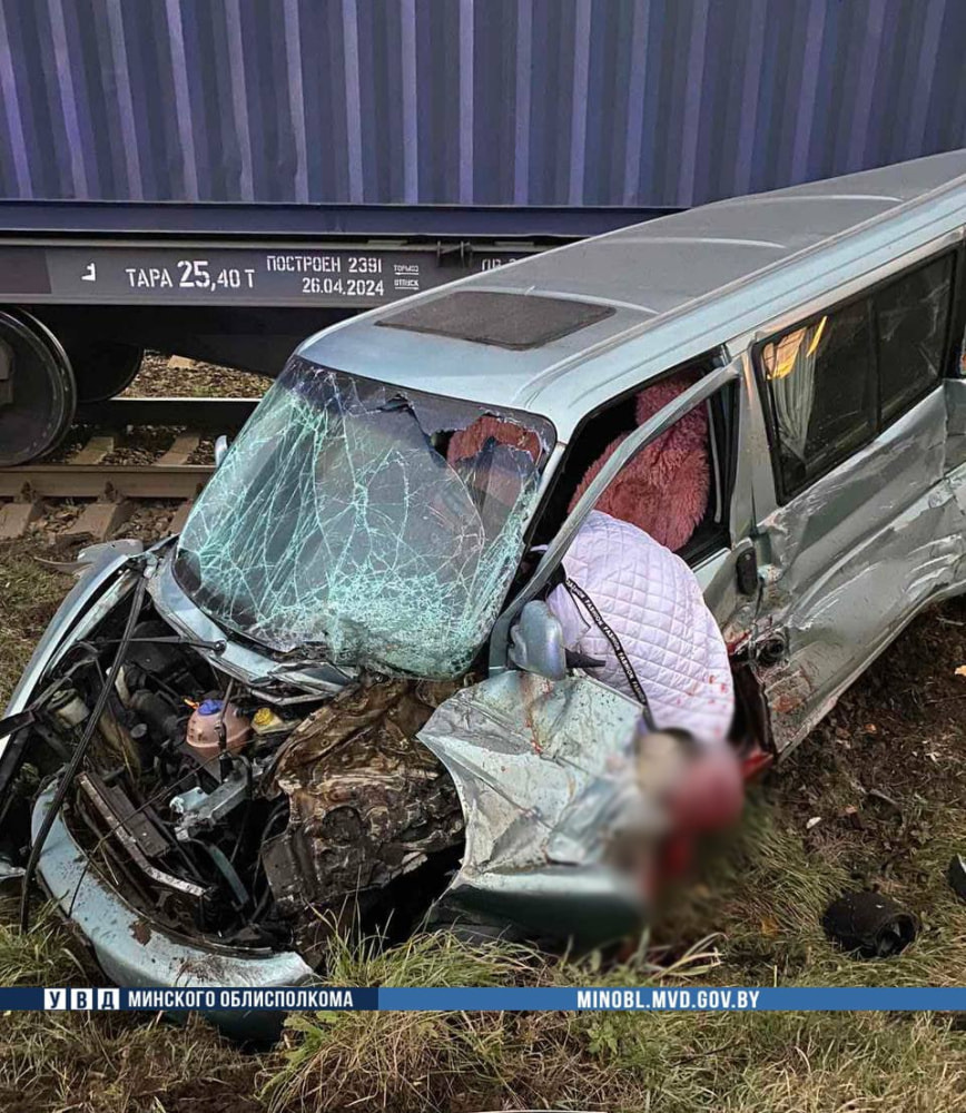 В Борисовском районе под грузовой поезд попал микроавтобус — водитель погибла (3).jpg