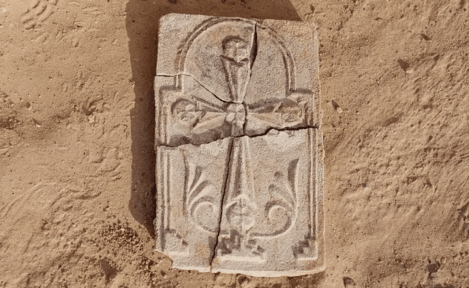 крест в Абу-Даби