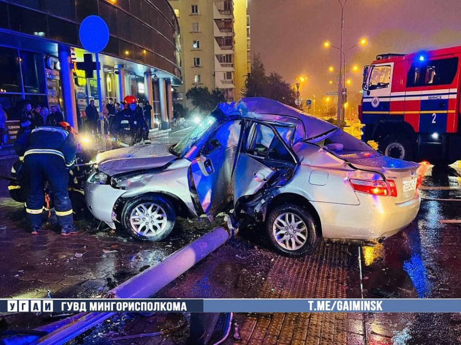 Toyota врезалась в светофор и перевернулась на проспекте Машерова в Минске (3).jpg