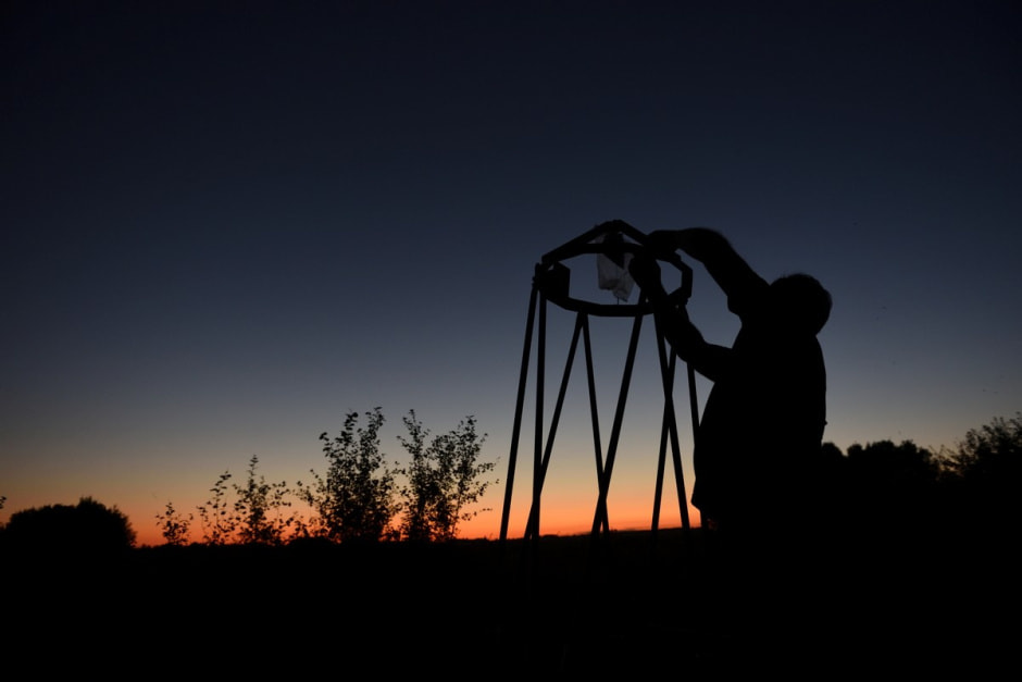 13-Виктор собирает 45-килограммовый телескоп.jpg