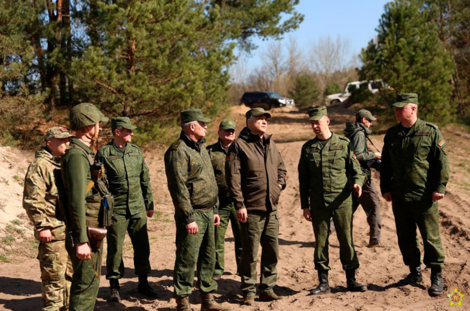 Александр Вольфович в окружении военных.jpg