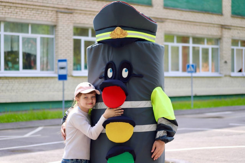 девочка и светофор. Фото из ТГ УГАИ девочка и светофор. Фото из ТГ УГАИ