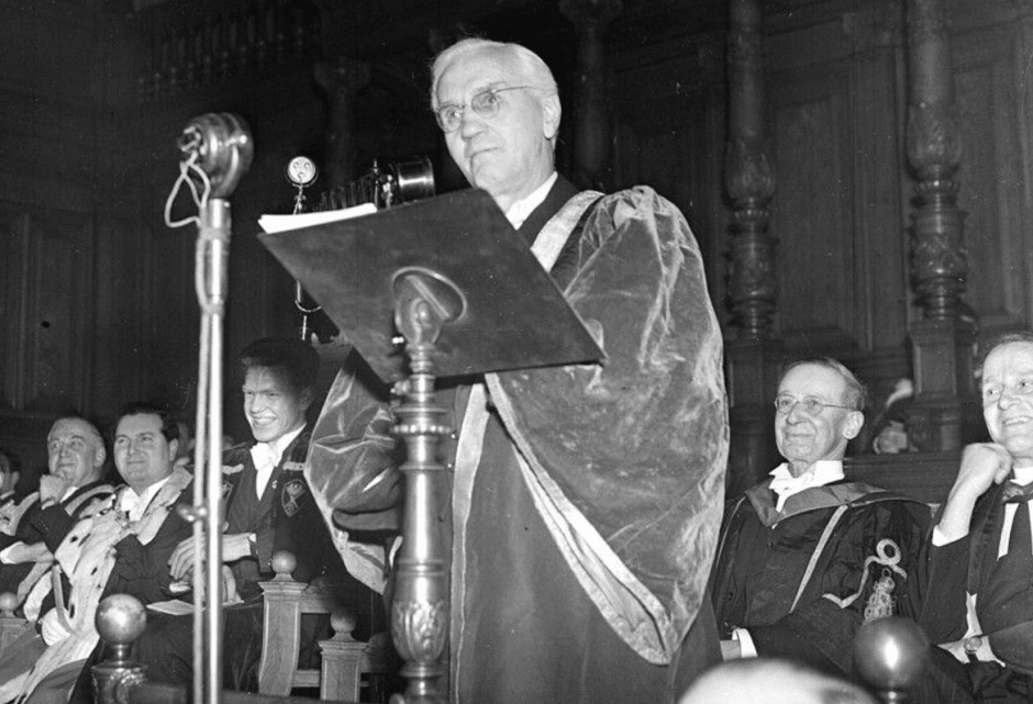 Александр Флеминг на вручении Нобелевской премииь