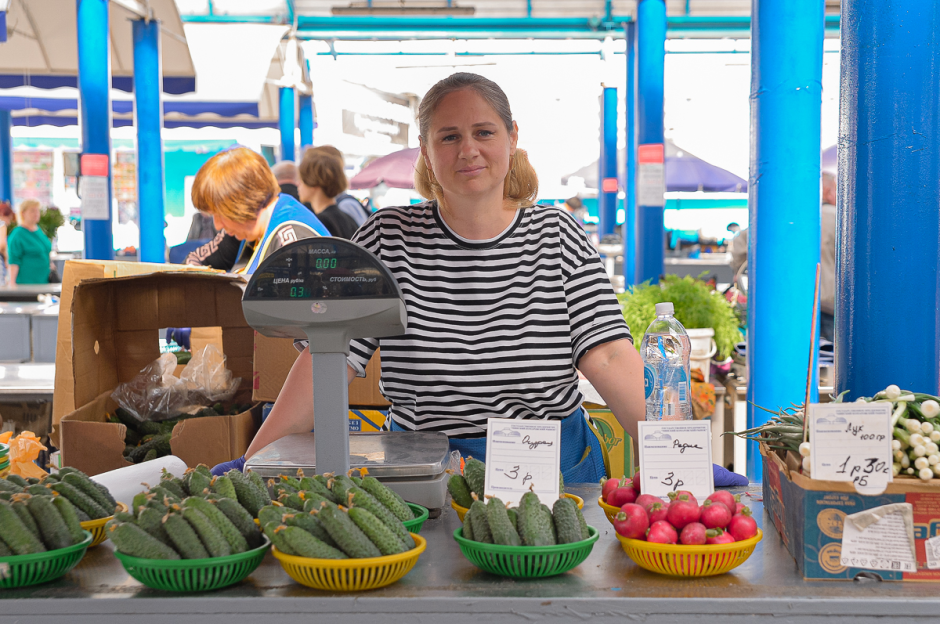 Две семьи выращивают огурцы и клубнику 24.png