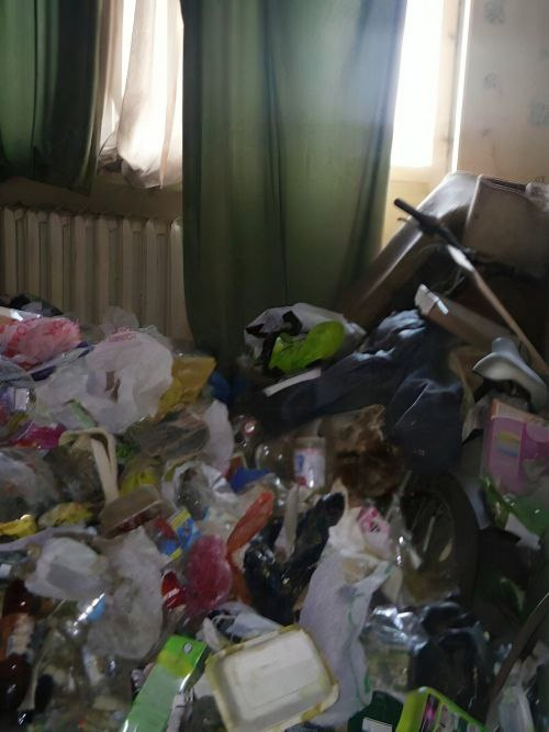 Гомельчанка превратила квартиру в свалку, чтобы не выносить мусор на улицу (2).jpg
