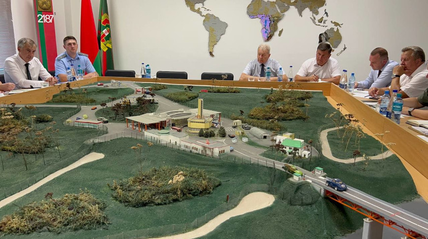 Площадку перед въездом на 