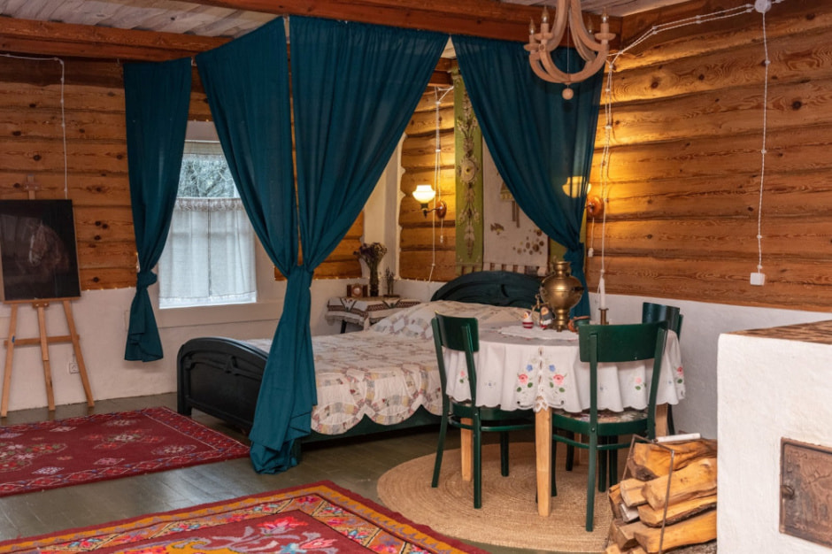 Девушка и деревенская хата в Ягодках 4.jpg