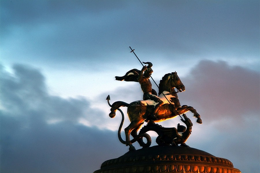 Скульптура Святого Георгия, побеждающего дракона на Манежной площади в Москве