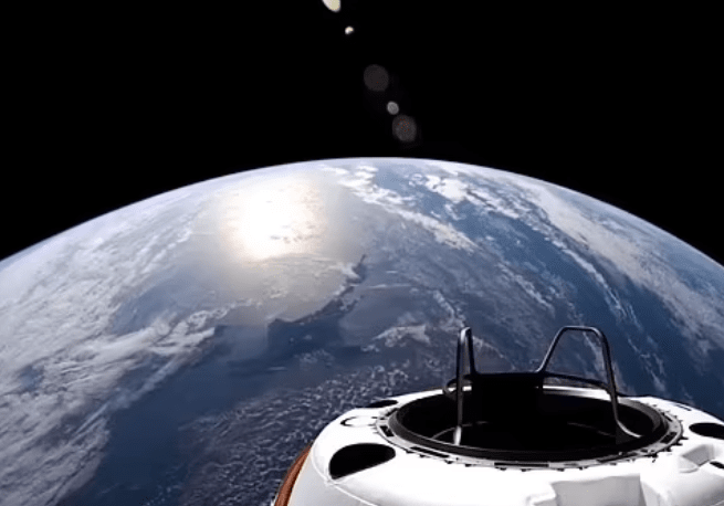 Первый в мире коммерческий выход в космос совершил миллиардер Айзекман (3).png