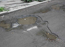 Куда обращаться для ремонта дорог во дворах? “Горремавтодор Мингорисполкома” назвал “самый действенный” метод пожаловаться