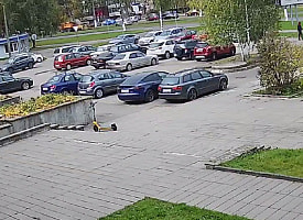 В Витебске мужчина оставил незапертым Mercedes с 87 тыс. рублей. Когда вернулся, увидел человека в маске 