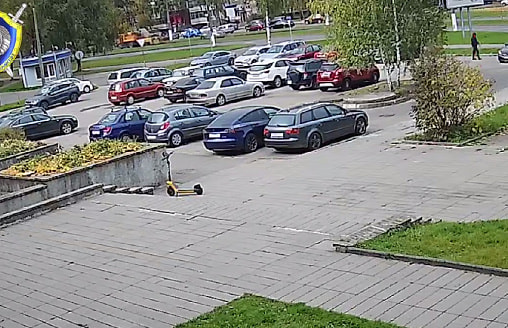 В Витебске мужчина оставил незапертым Mercedes с 87 тыс. рублей. Когда вернулся, увидел человека в маске 