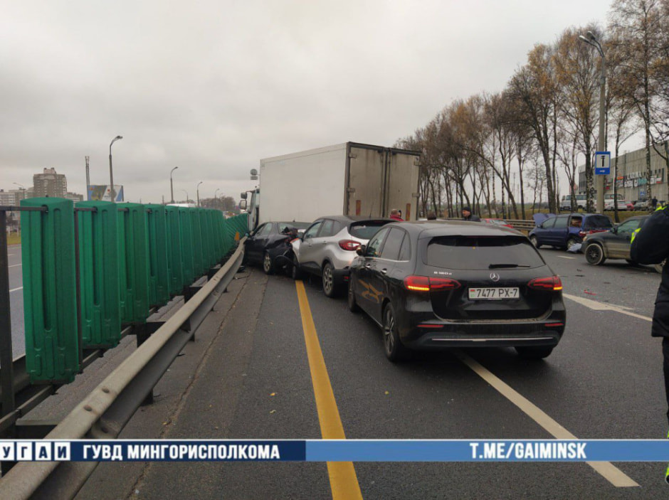 На МКАД столкнулись шесть автомобилей.jpg