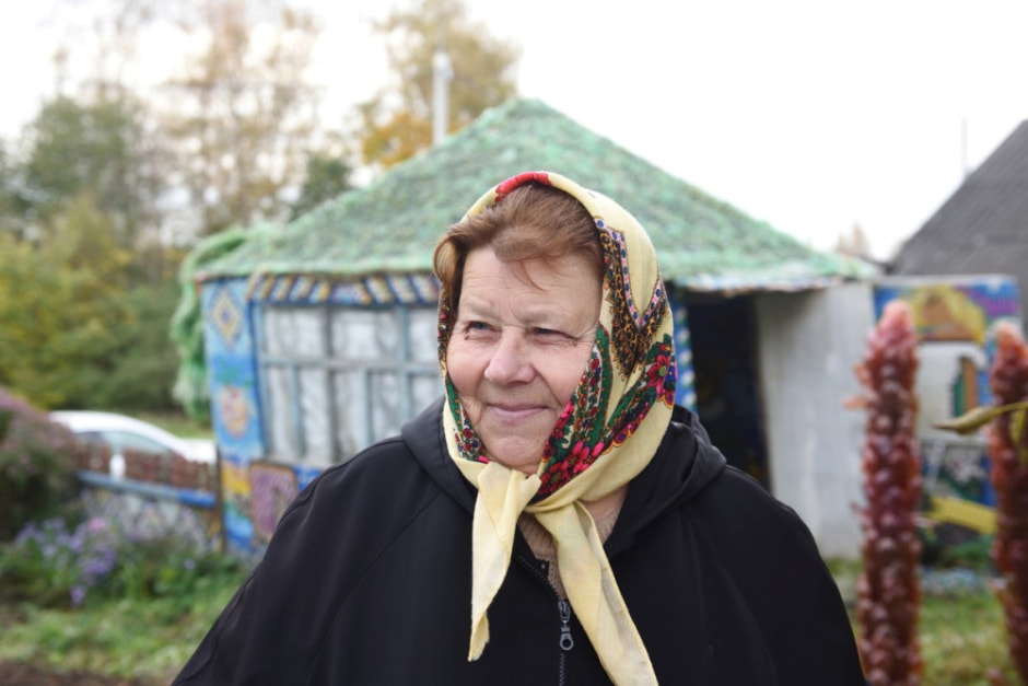 Дом обитый пластиковыми крышками 1_Елена Алешко.jpg