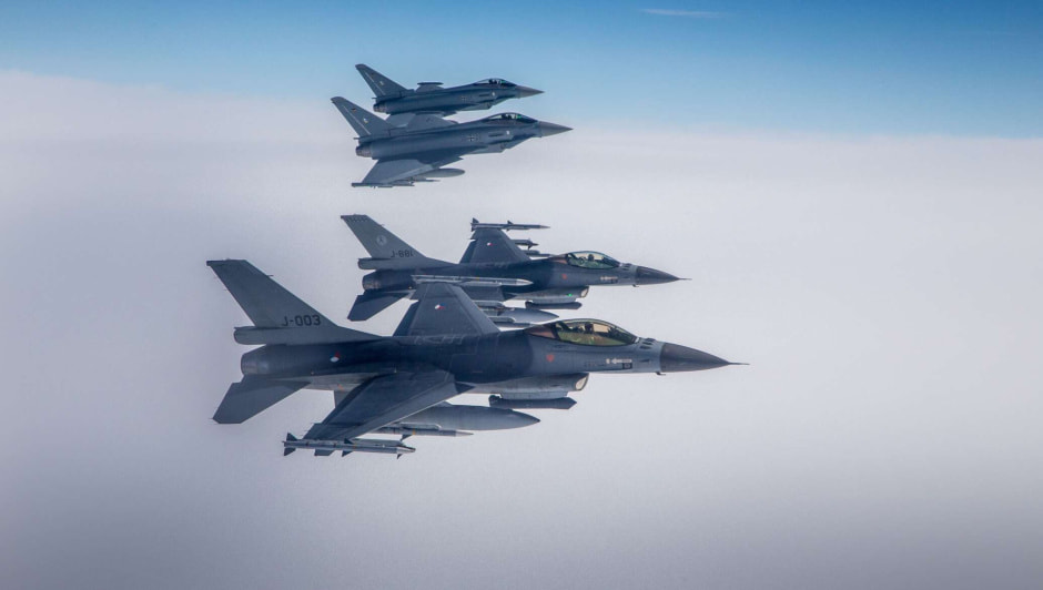 разведывательная авиация в небе