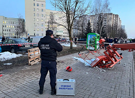 В Минске перевернулся автоподъемник: пострадал рабочий