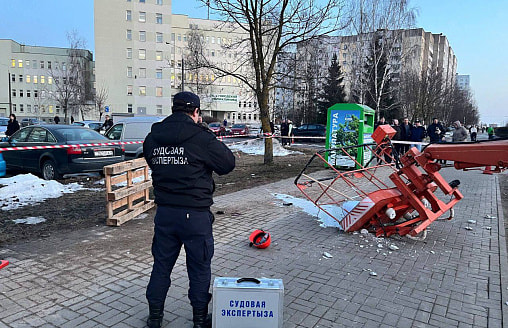 В Минске перевернулся автоподъемник: пострадал рабочий