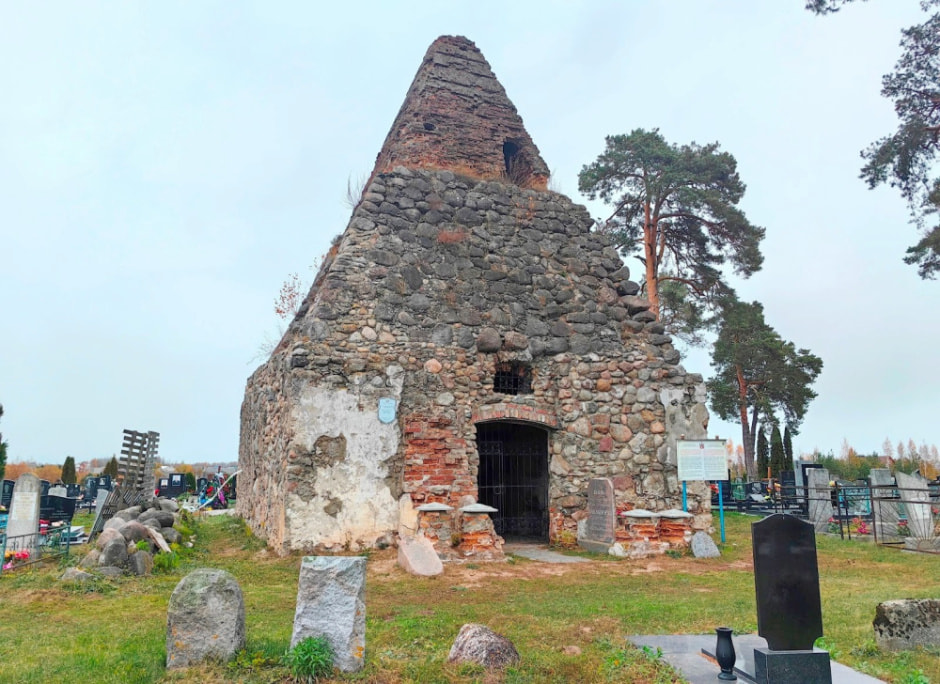 Белорусская пирамида в Узде 1.jpg